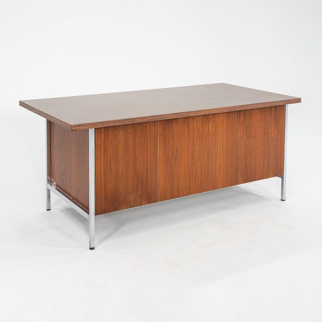 Metà XX secolo Scrivania direzionale Florence Knoll degli anni '60 in noce e cromo in vendita