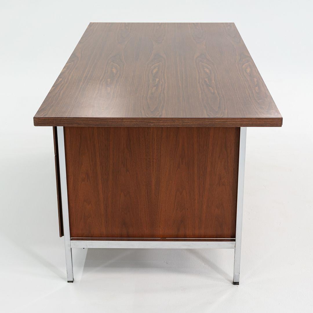 Acciaio Scrivania direzionale Florence Knoll degli anni '60 in noce e cromo in vendita