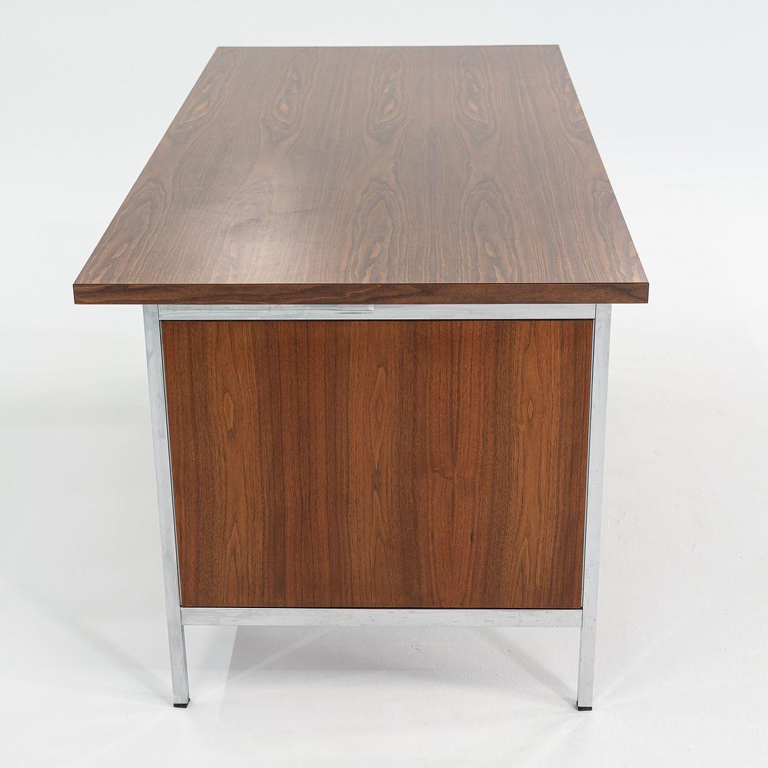 Scrivania direzionale Florence Knoll degli anni '60 in noce e cromo in vendita 1