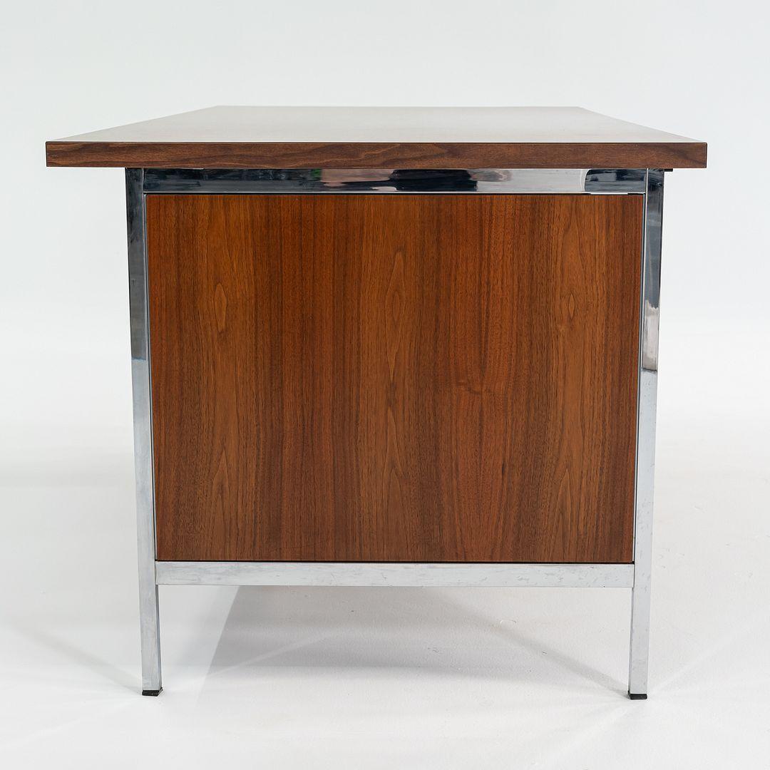 Scrivania direzionale Florence Knoll degli anni '60 in noce e cromo in vendita 2