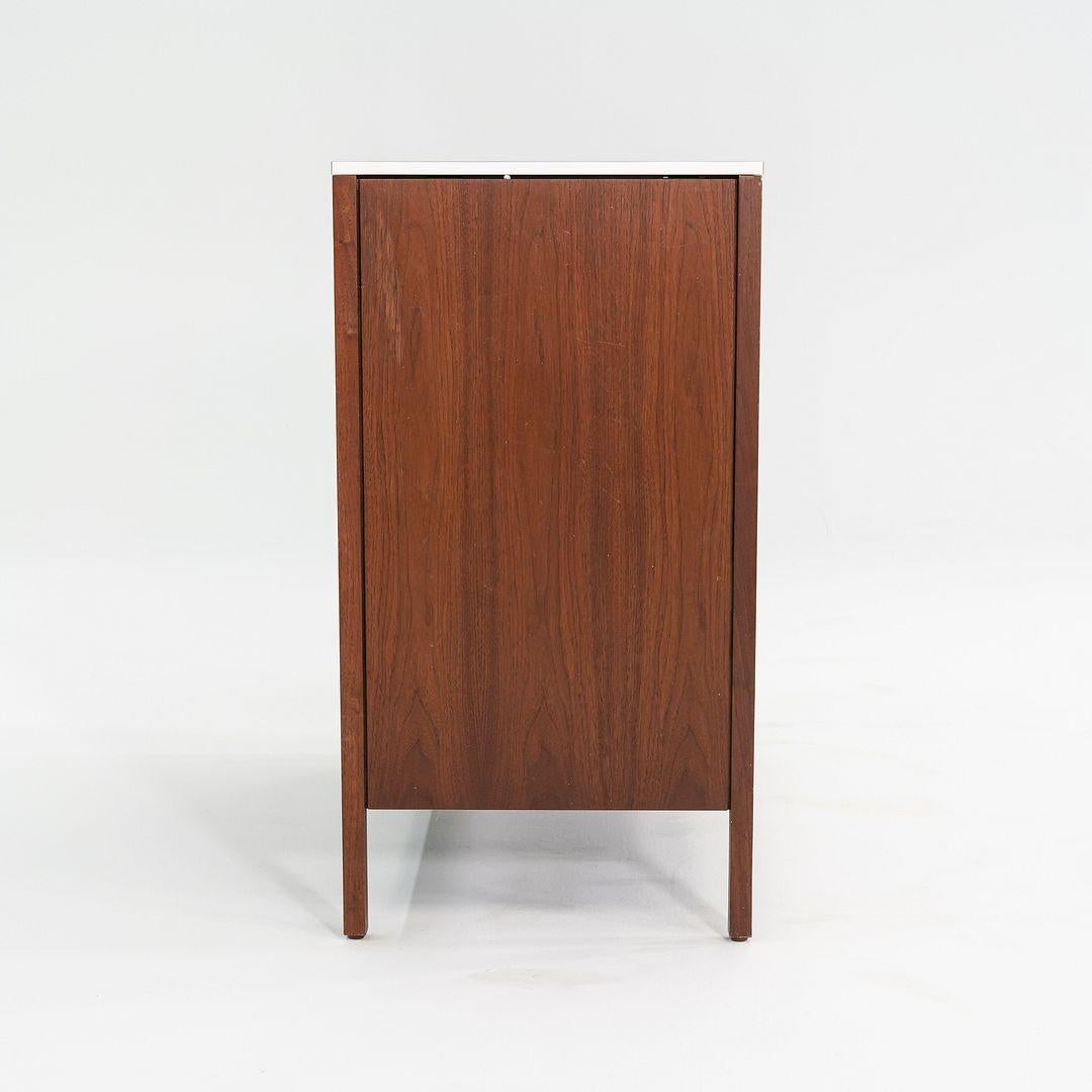 Florence Knoll, anni '60, mobile comò a quattro cassetti in noce con piano in laminato in vendita 3