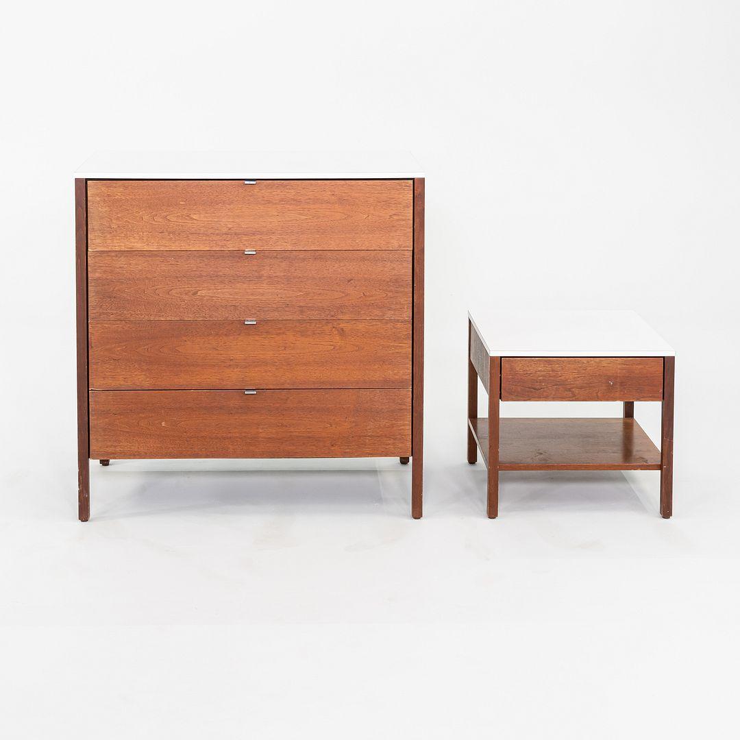 Questo è un comò a 4 cassetti in noce Florence Knoll, modello 325, disegnato da Florence nel 1960 per Knoll International. Questo esempio risale agli anni '60. La cassapanca è composta da una struttura in noce e ha un piano in laminato bianco. 
 
