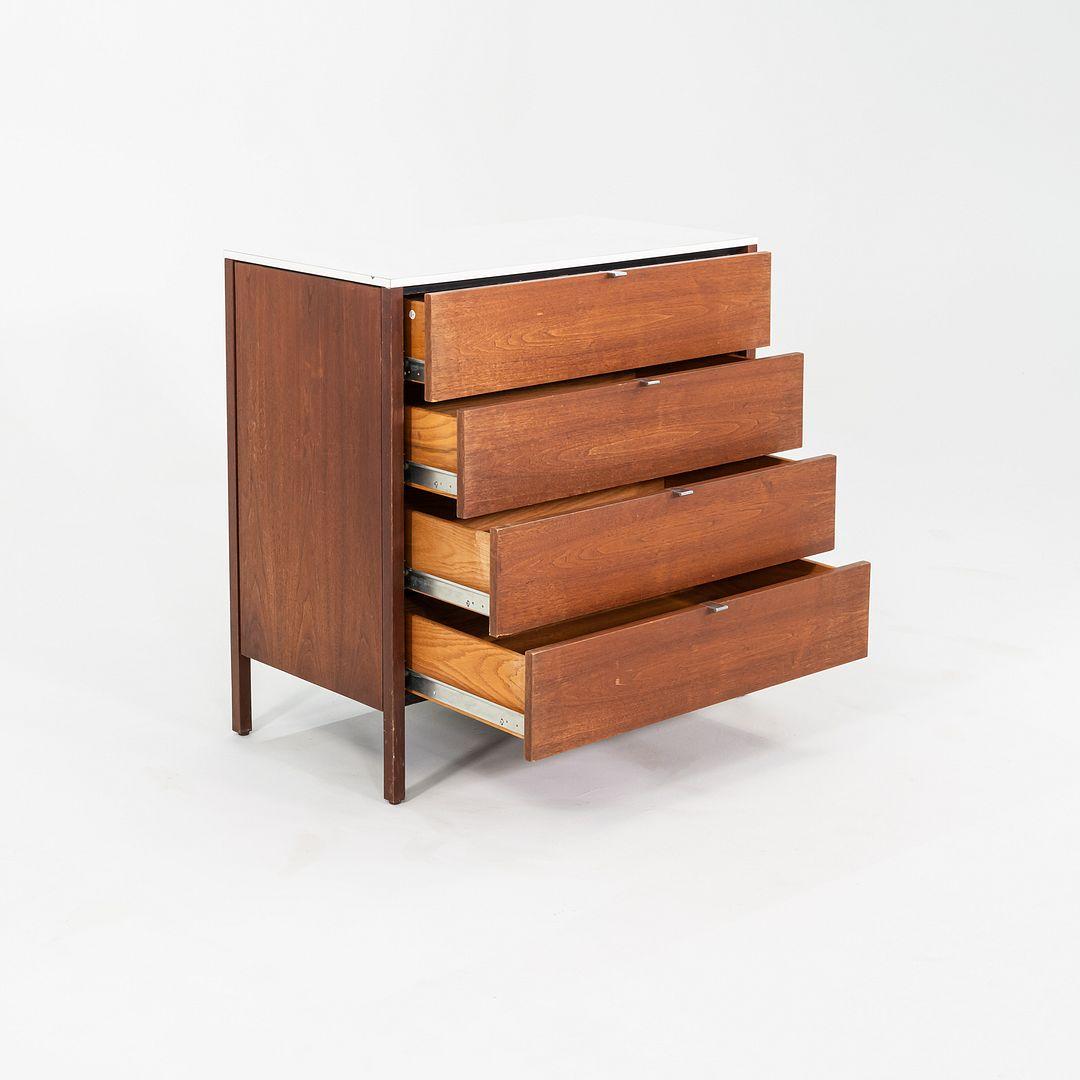 Americano Florence Knoll, anni '60, mobile comò a quattro cassetti in noce con piano in laminato in vendita