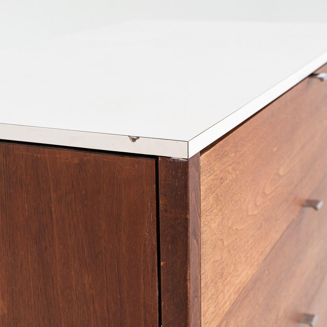 Florence Knoll, anni '60, mobile comò a quattro cassetti in noce con piano in laminato In condizioni buone in vendita a Philadelphia, PA