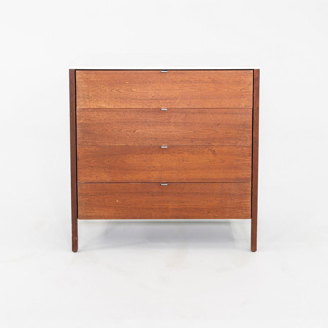 Metà XX secolo Florence Knoll, anni '60, mobile comò a quattro cassetti in noce con piano in laminato in vendita