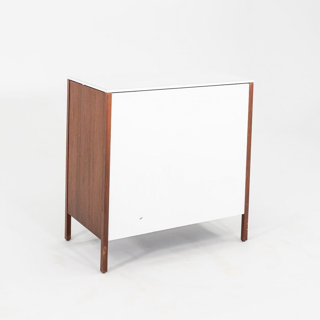 Florence Knoll, anni '60, mobile comò a quattro cassetti in noce con piano in laminato in vendita 1