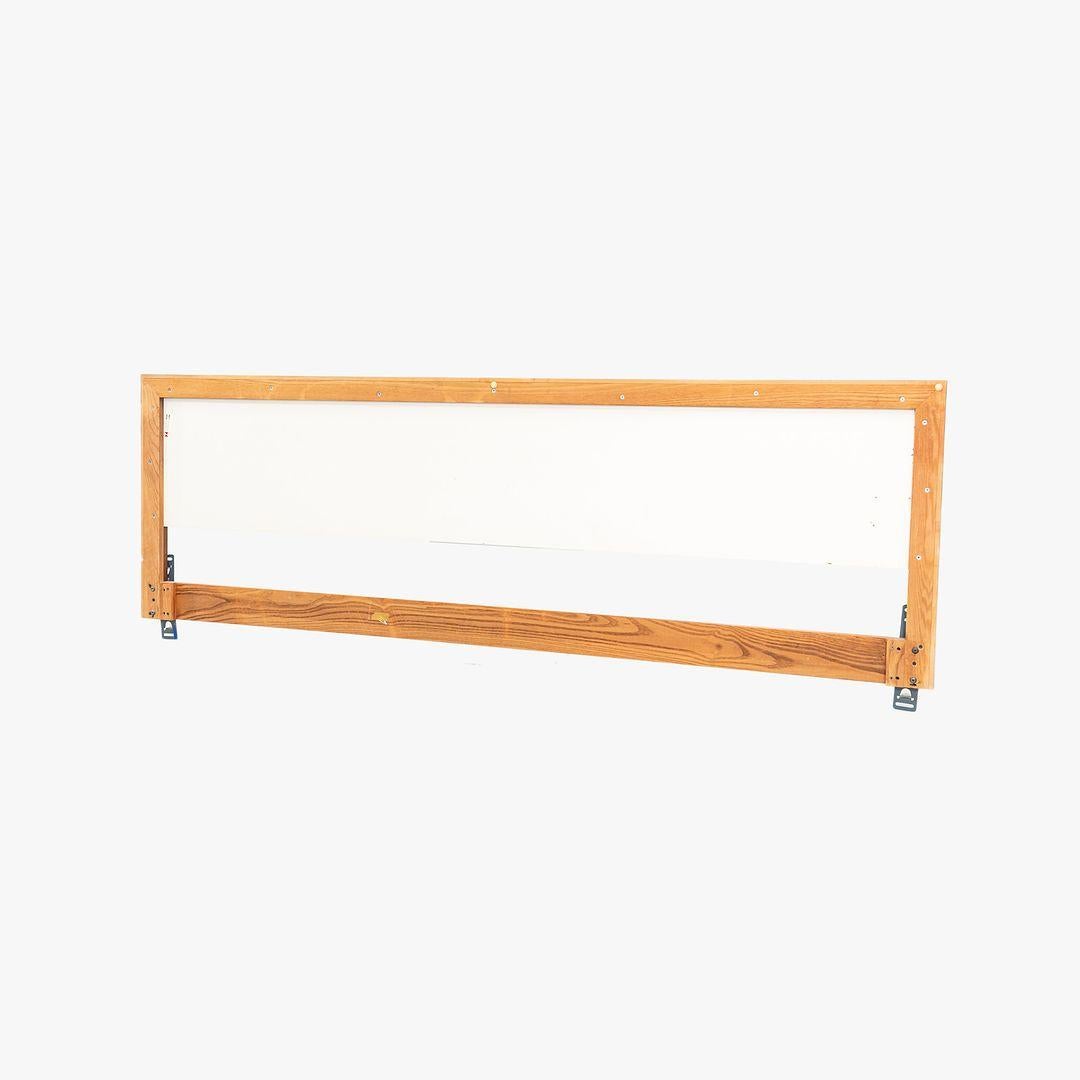 Il s'agit d'une tête de lit modèle 740 WP King, conçue par Florence Knoll pour Knoll Associates en 1956. Cet exemple particulier date des années 1960. La pièce a un cadre en noyer et comporte un insert en stratifié blanc. Il conserve son étiquette