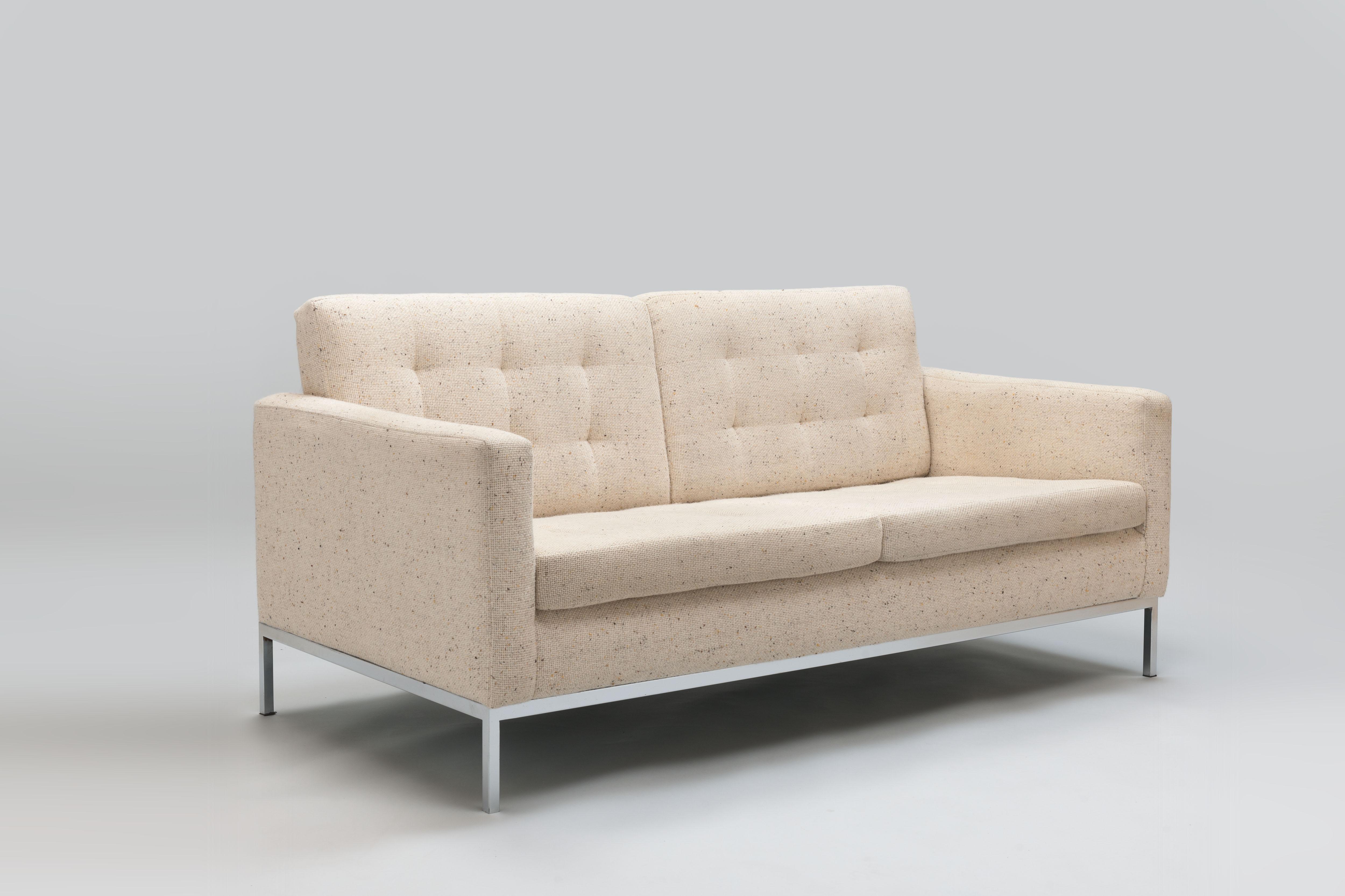 Vintage Florence Knoll 2 seater 'lounge series' sofa with original 2nd generation upholstery in a coarse woven off-white mottled wool fabric. 
This sofa dates from the first series productions, recognisable by the seamless frame. 

The model sofa