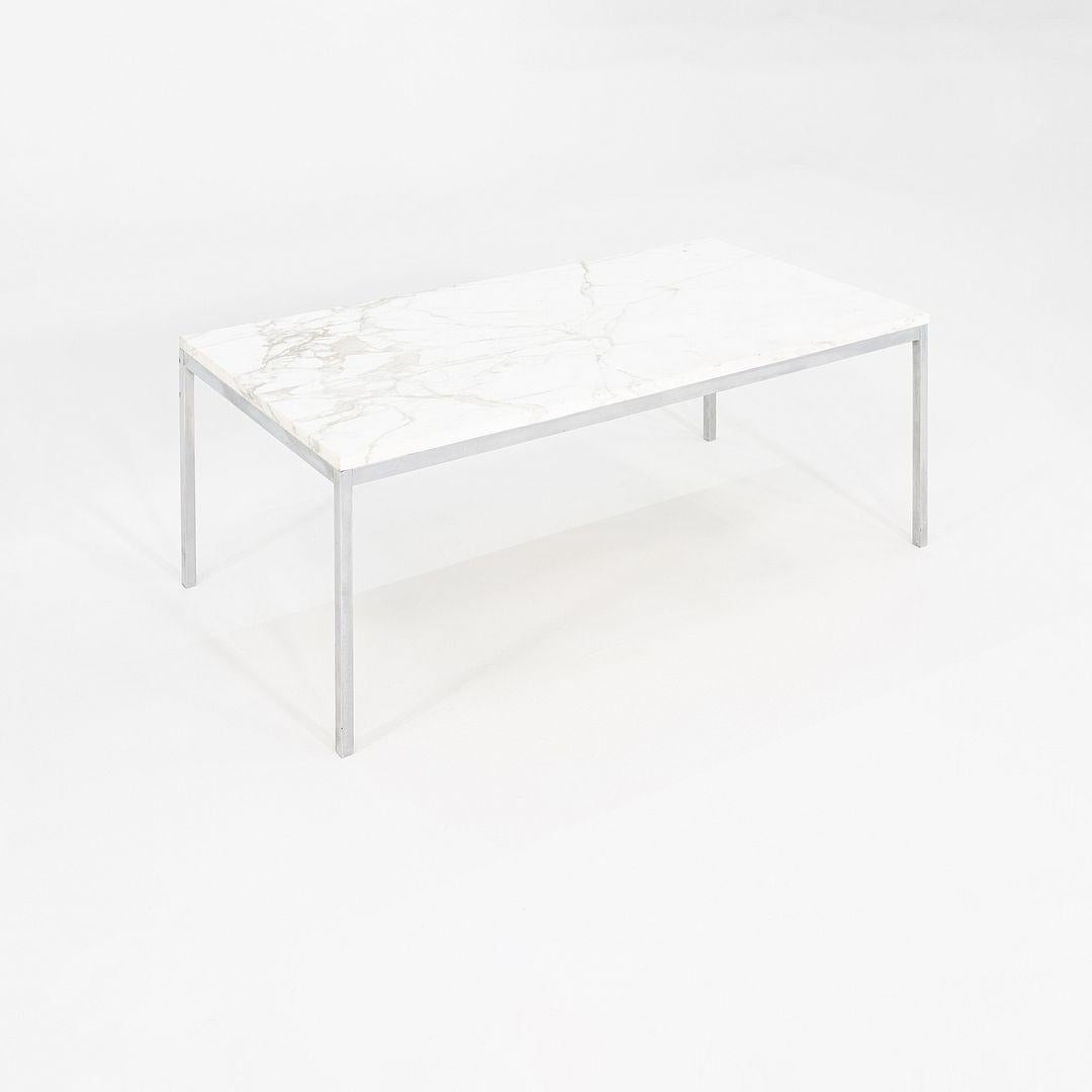 Il s'agit d'une table basse, conçue à l'origine par Florence Knoll pour Knoll en 1954. Cet exemplaire a été produit aux États-Unis dans les années 1960. Cette table est un exemple original et présente un plateau en marbre doré Calacatta, soutenu par