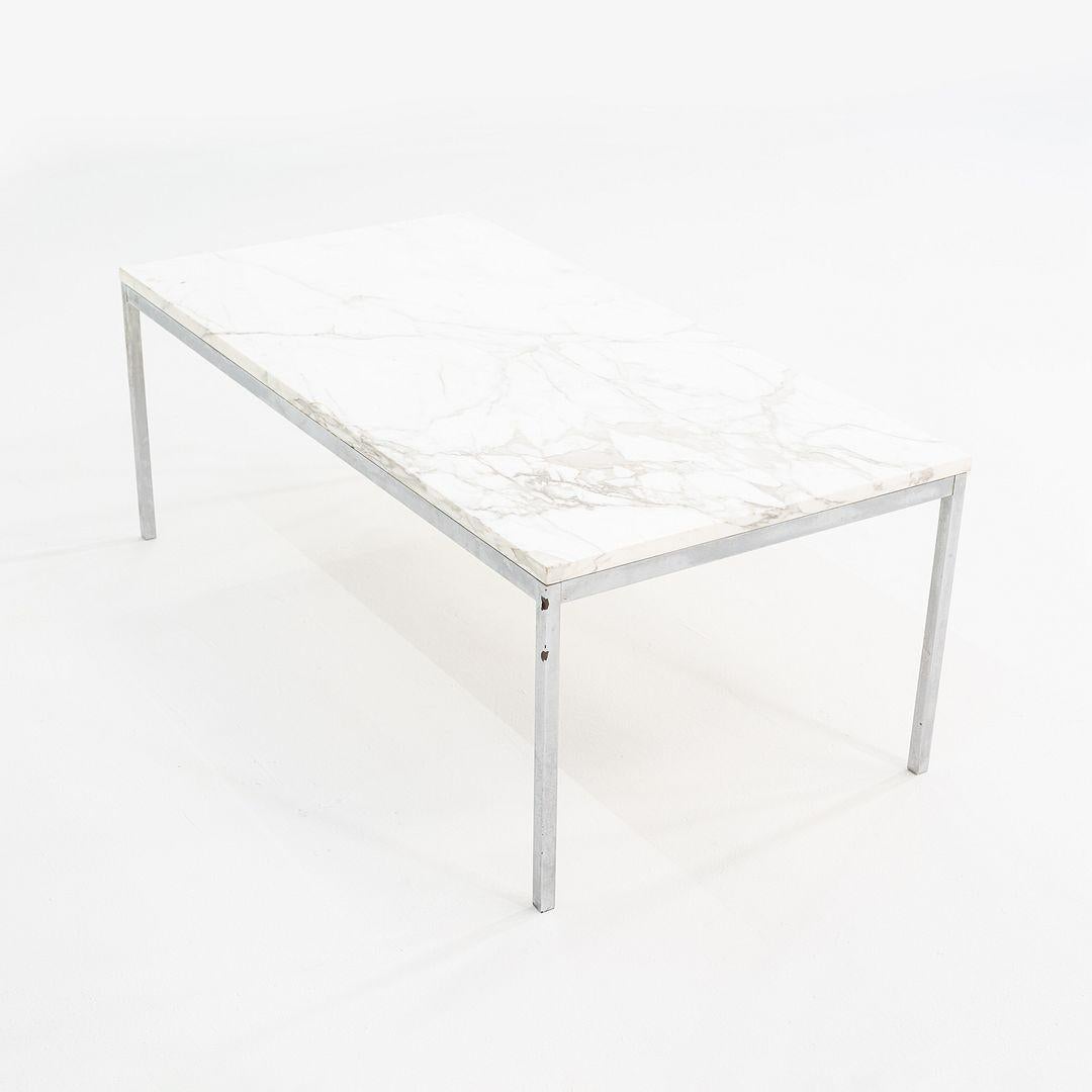 Milieu du XXe siècle 1960s Florence Knoll Table à café en marbre et acier chromé 45x23