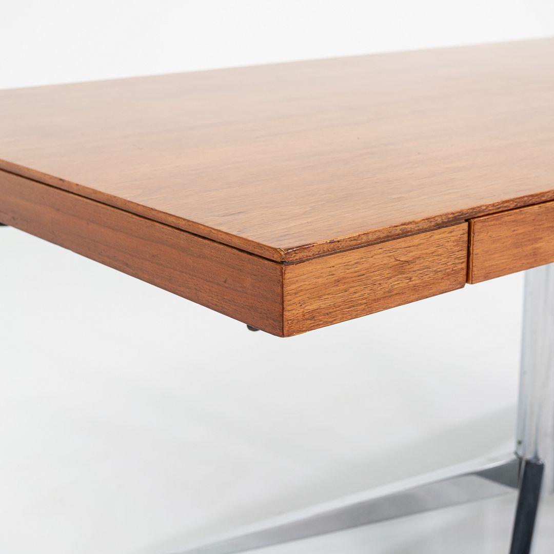 Escritorio Florence Knoll Partners de los años 60 en nogal y cromo con cuatro cajones en venta 3