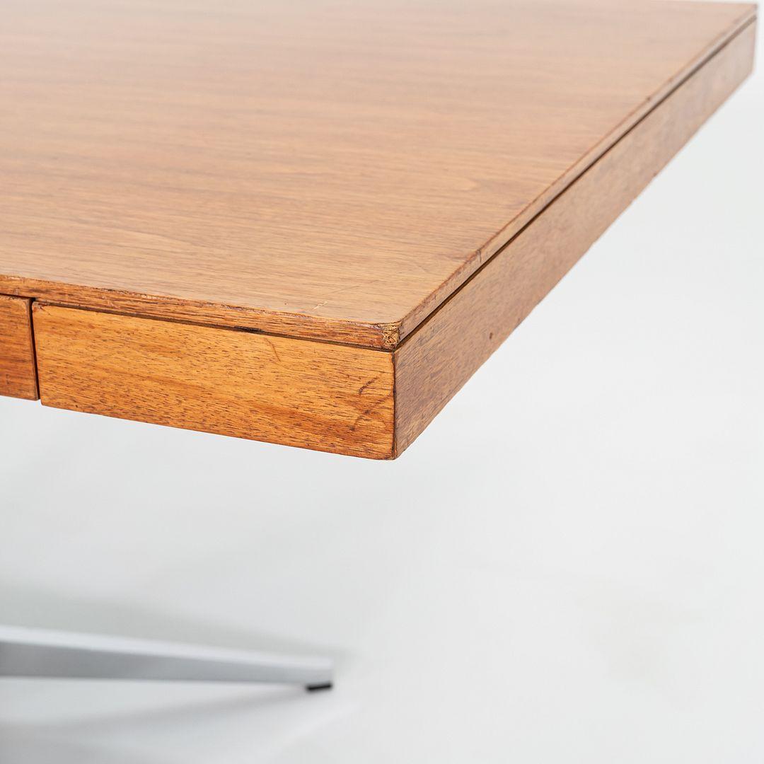 Escritorio Florence Knoll Partners de los años 60 en nogal y cromo con cuatro cajones en venta 4