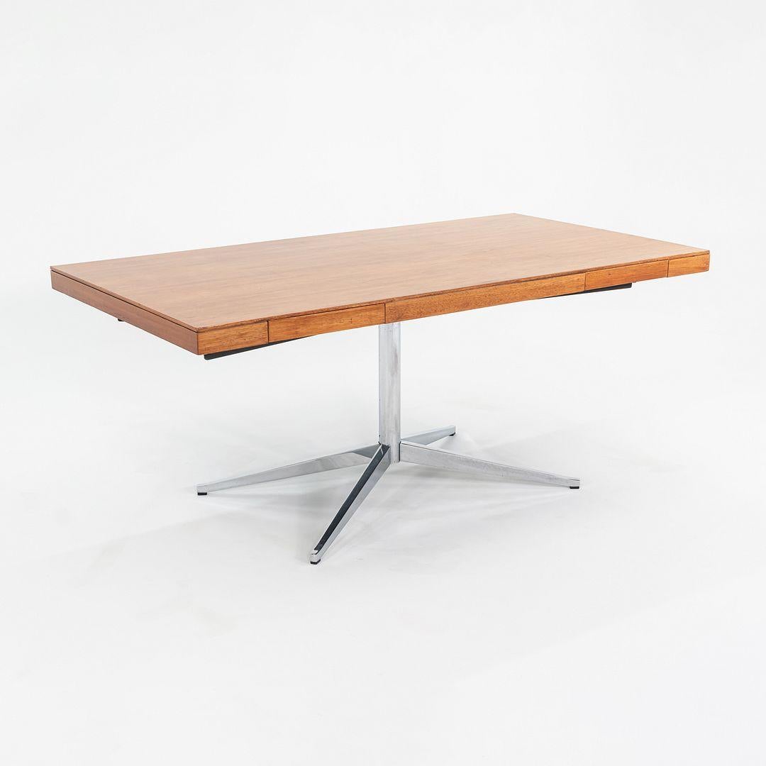 Se trata de un escritorio o mesa ejecutiva Florence Knoll Partners, modelo 2485, diseñado en 1961. Fue fabricado en la década de 1960 por Knoll International. Presenta una tapa de nogal que se asienta sobre una base de acero cromado de 4 estrellas.