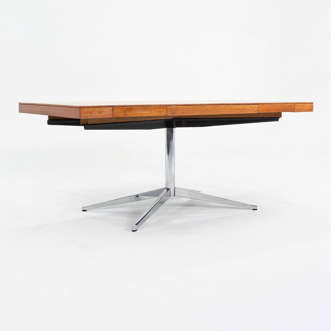 Escritorio Florence Knoll Partners de los años 60 en nogal y cromo con cuatro cajones Moderno en venta