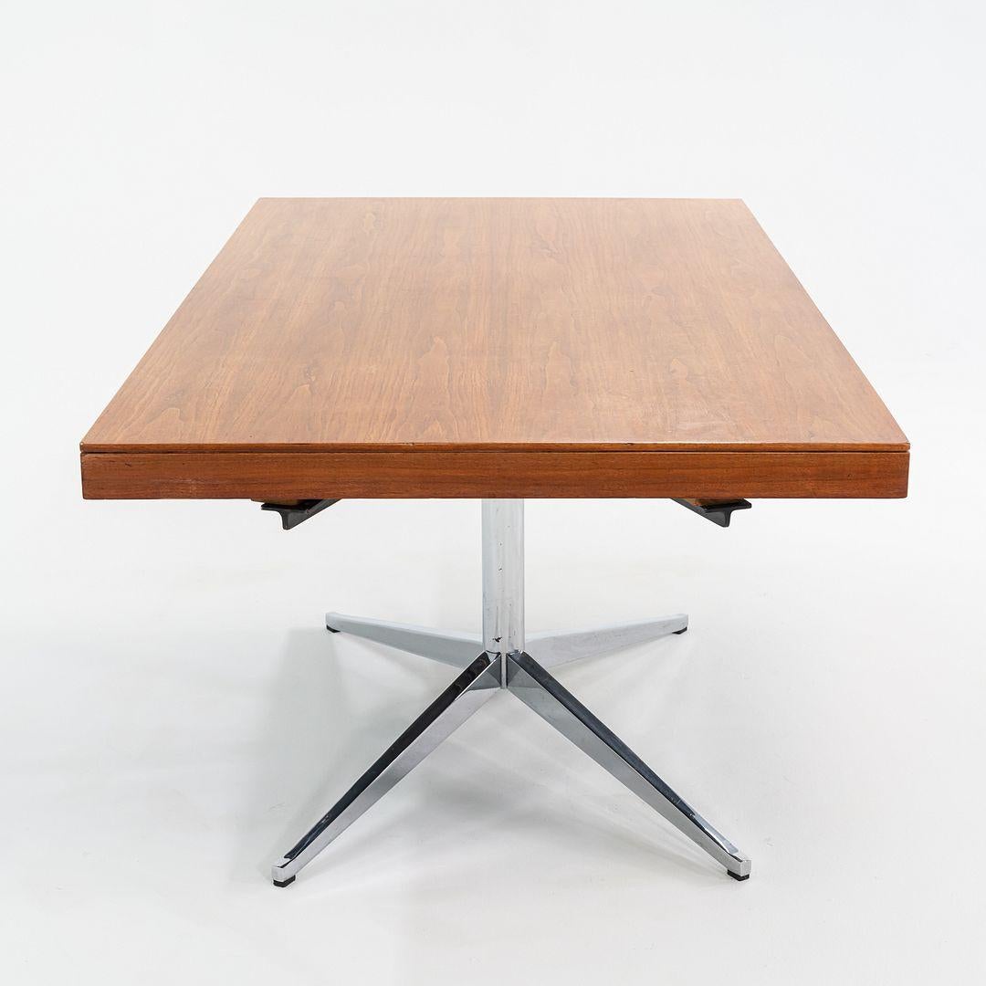 Escritorio Florence Knoll Partners de los años 60 en nogal y cromo con cuatro cajones Estadounidense en venta