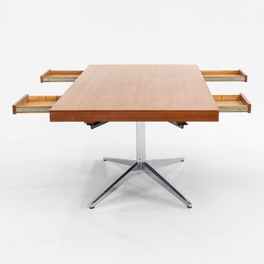 Escritorio Florence Knoll Partners de los años 60 en nogal y cromo con cuatro cajones mediados del siglo XX en venta