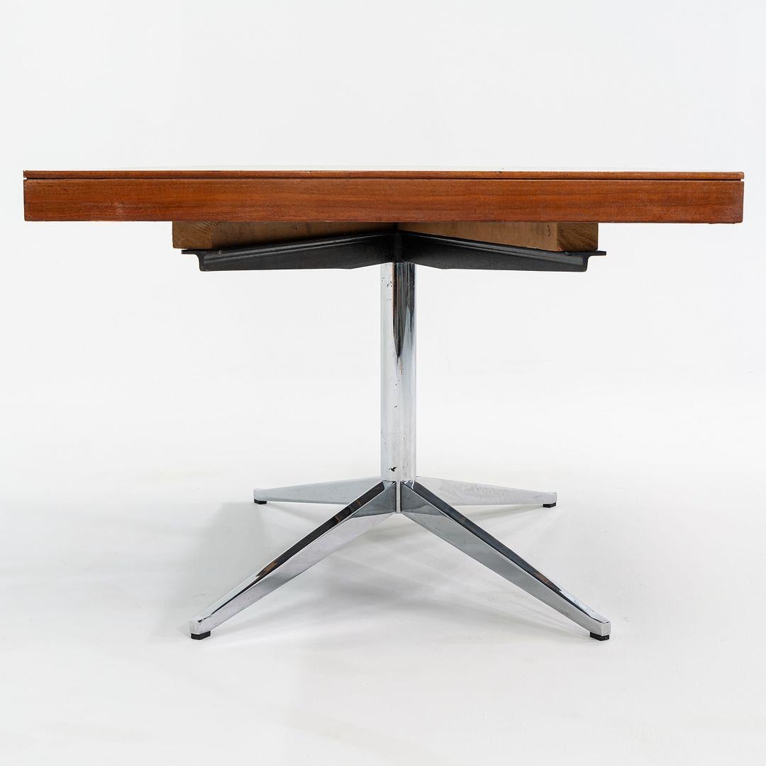 Escritorio Florence Knoll Partners de los años 60 en nogal y cromo con cuatro cajones Acero en venta