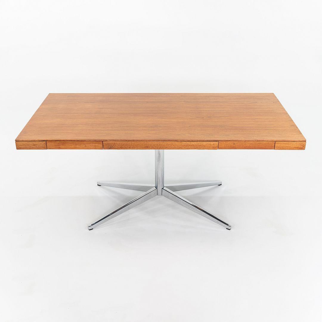 Escritorio Florence Knoll Partners de los años 60 en nogal y cromo con cuatro cajones en venta 1