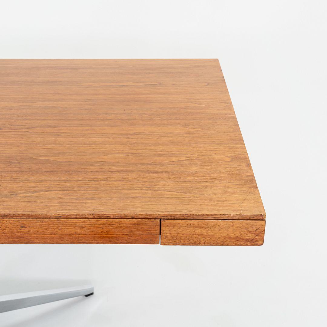 Escritorio Florence Knoll Partners de los años 60 en nogal y cromo con cuatro cajones en venta 2