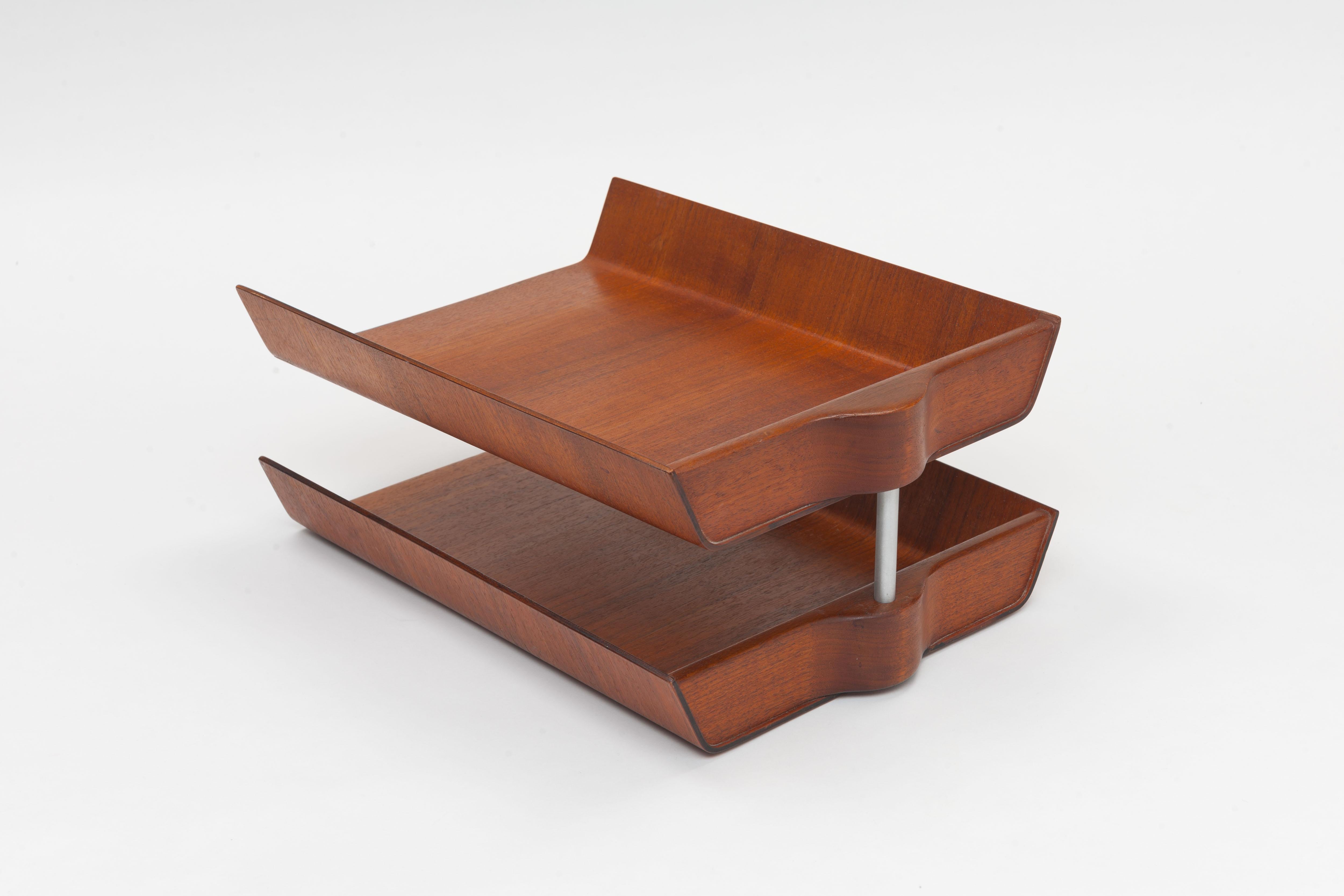 This double pivoting desk tray was designed by American designer Florence Knoll in 1948 and is a collectable midcentury accessory. The trays are made of walnut plywood with a solid wooden back pivoting on a metal support.
A wonderful desk office