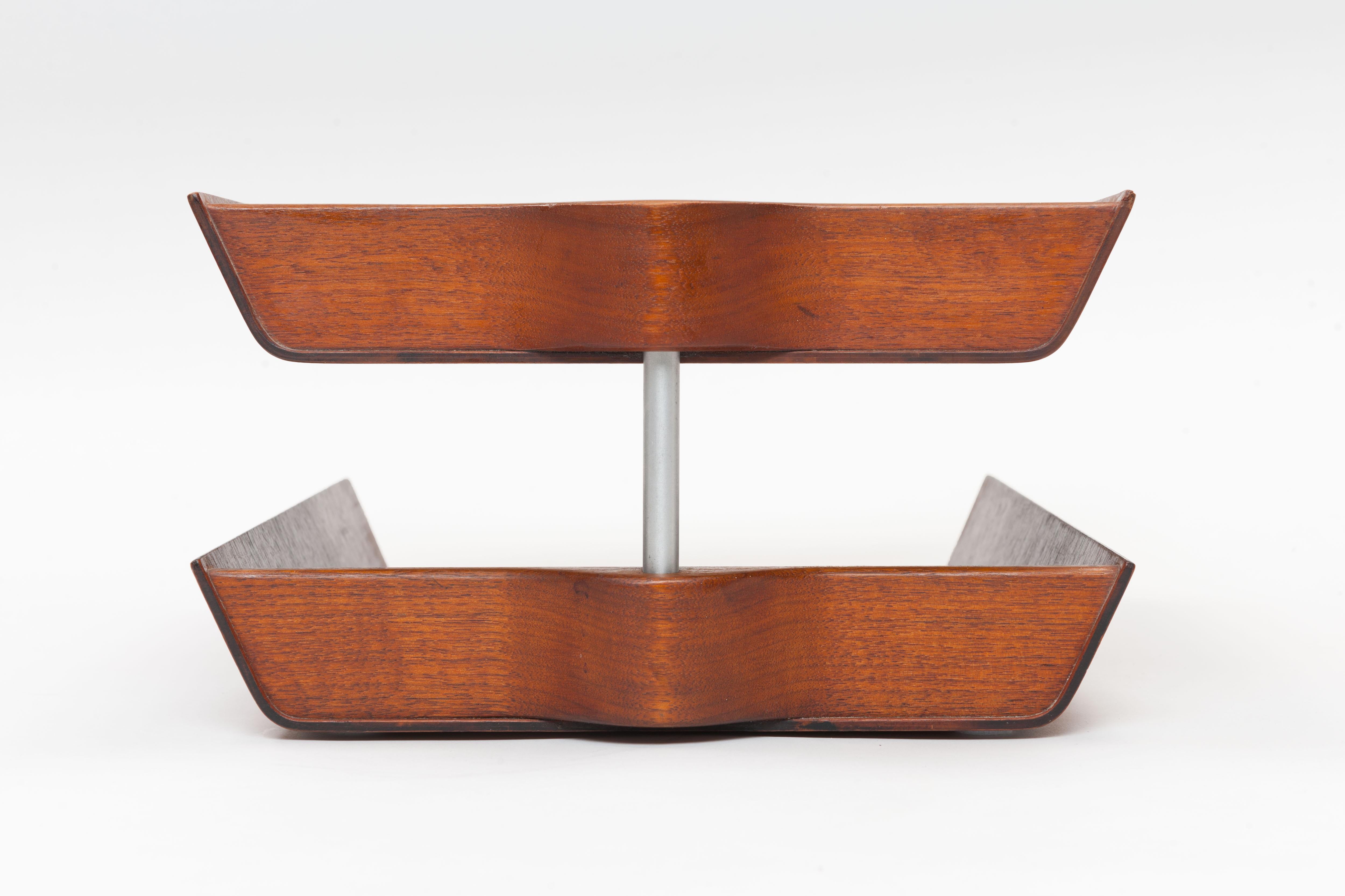 1960s Florence Knoll Pivoting Walnut Plywood Desk Tray by Knoll In Good Condition In Utrecht, NL