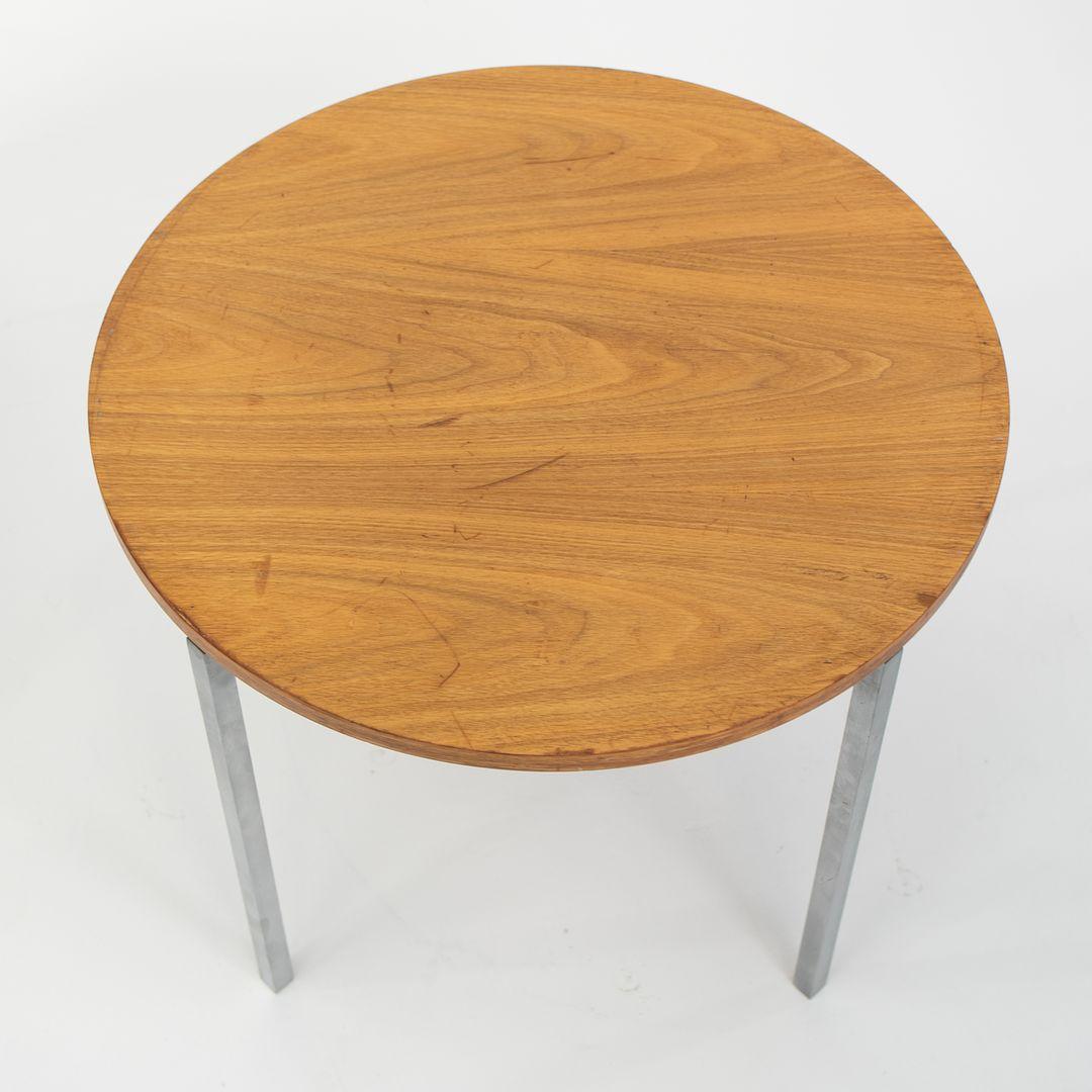 Modern 1960s Florence Knoll Round Walnut Side Tables, A Pair Model 2562 T For Sale