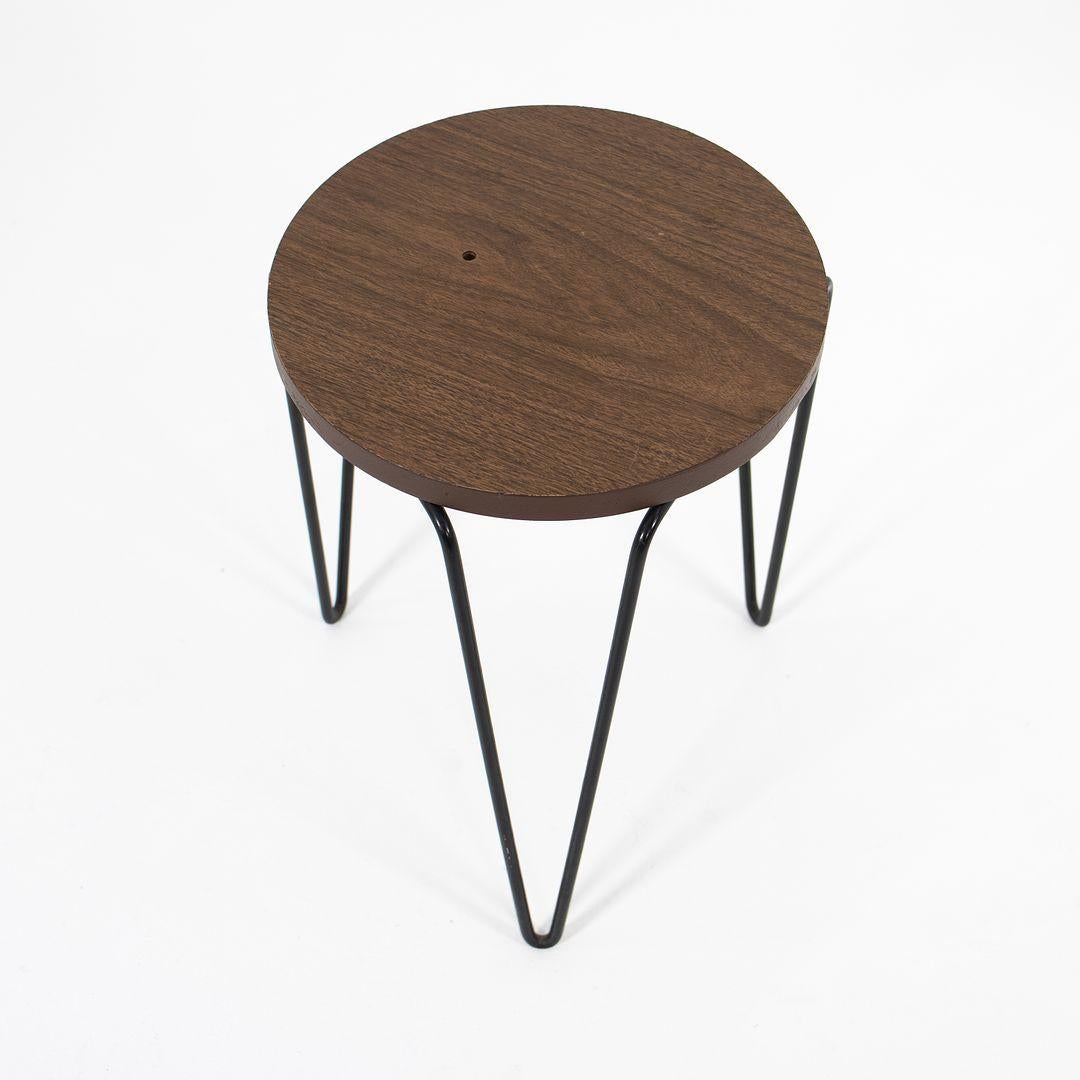 Il s'agit d'une table d'appoint à tabouret empilable Florence Knoll, modèle 75, conçue par Florence Knoll pour Knoll en 1950. Cet exemple particulier date des années 1960. Il est doté d'un piètement en fer forgé en forme d'épingle à cheveux et d'un
