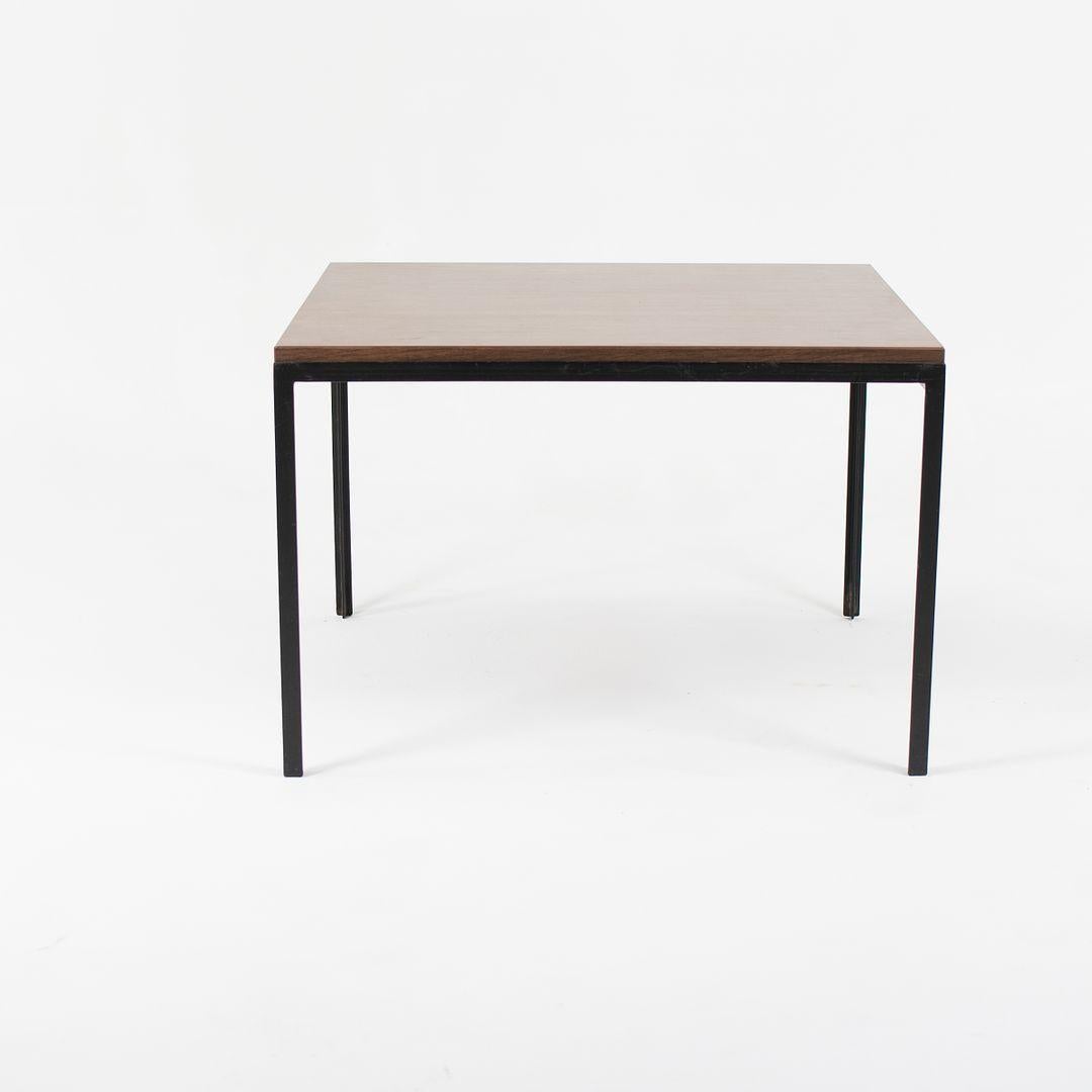 Américain Table d'appoint Florence Knoll T Angle 24 pouces d'extrémité avec plateau en formica, modèle 304, des années 1960 en vente