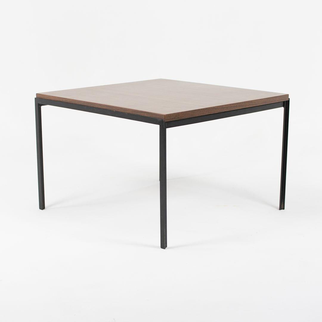 Table d'appoint Florence Knoll T Angle 24 pouces d'extrémité avec plateau en formica, modèle 304, des années 1960 Bon état - En vente à Philadelphia, PA