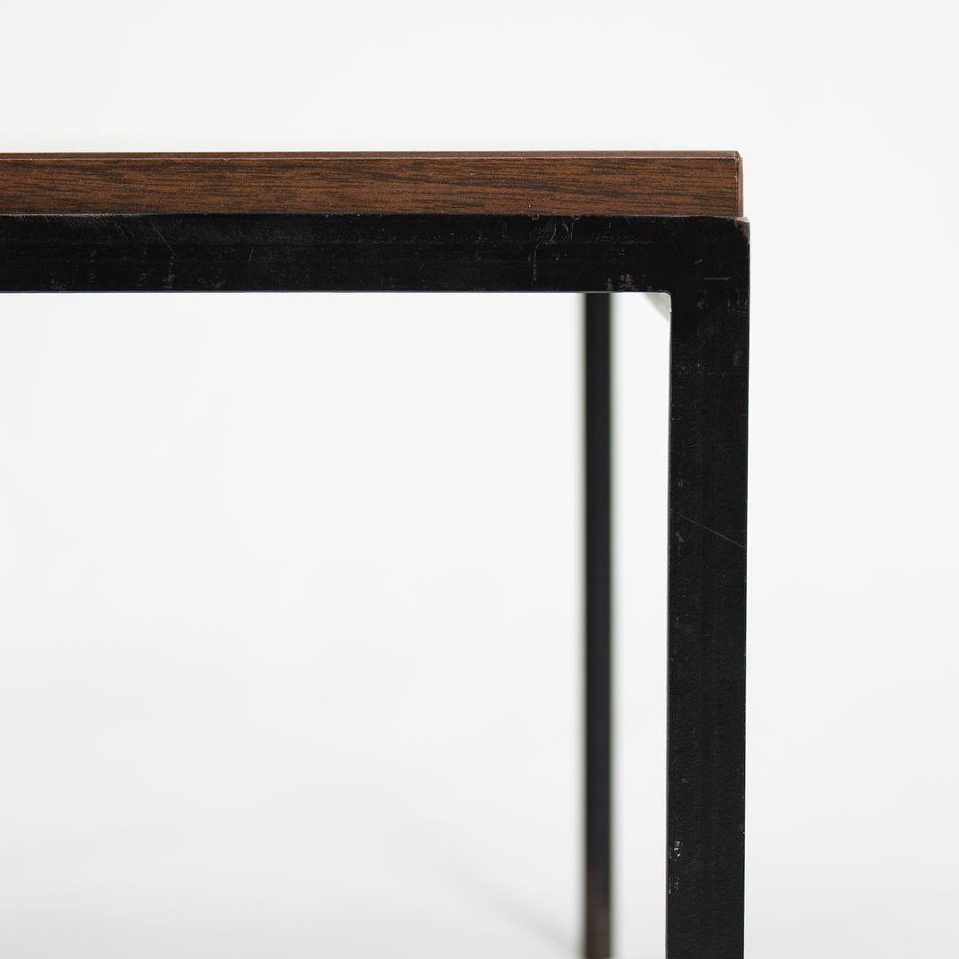 Milieu du XXe siècle Table d'appoint Florence Knoll T Angle 24 pouces d'extrémité avec plateau en formica, modèle 304, des années 1960 en vente