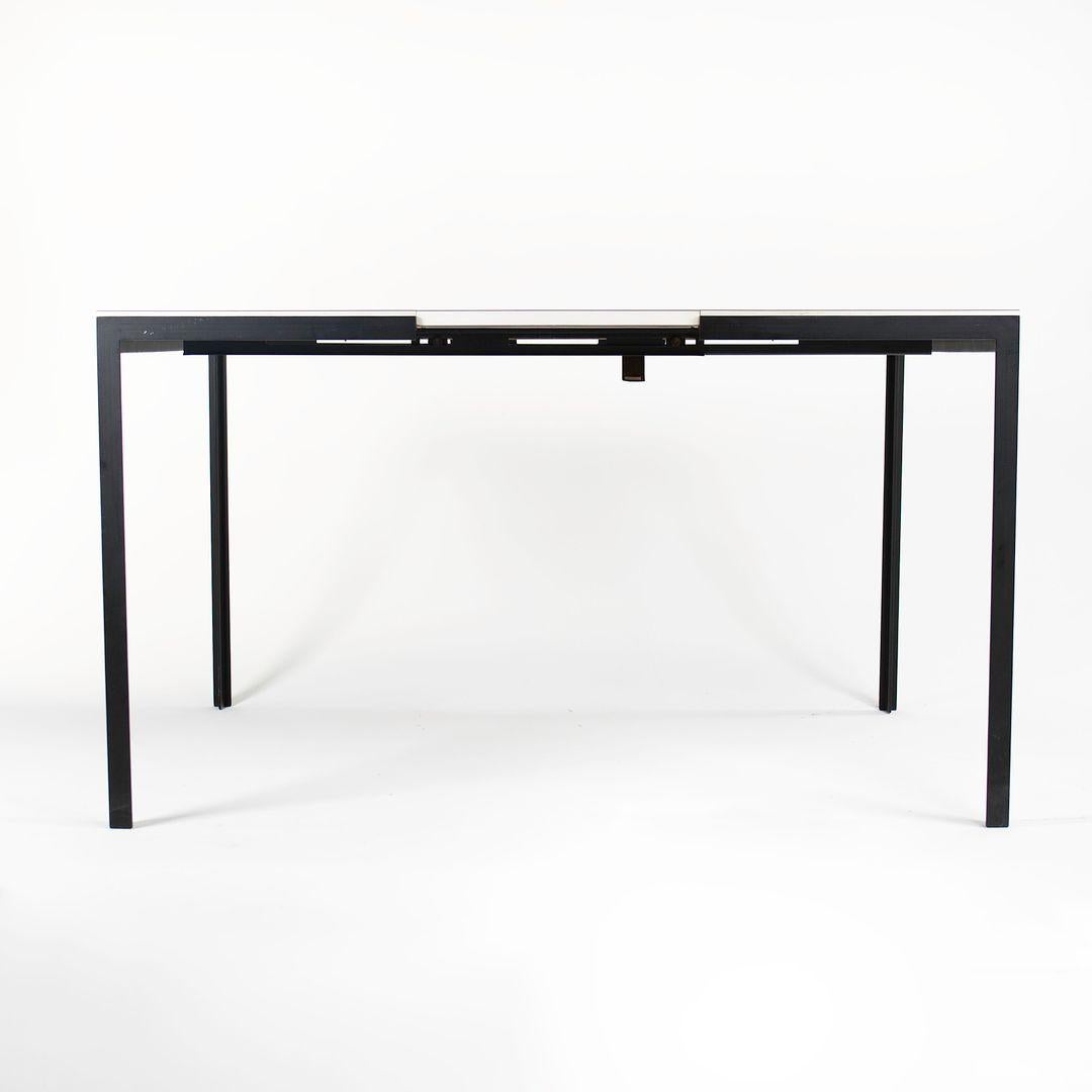 Il s'agit d'une table de salle à manger à rallonge en T de Florence Knoll, modèle 310, conçue à l'origine en 1954. Cet exemple particulier conserve son étiquette 320 Park Avenue, ce qui le date des années 1960. Il est doté d'un plateau rectangulaire