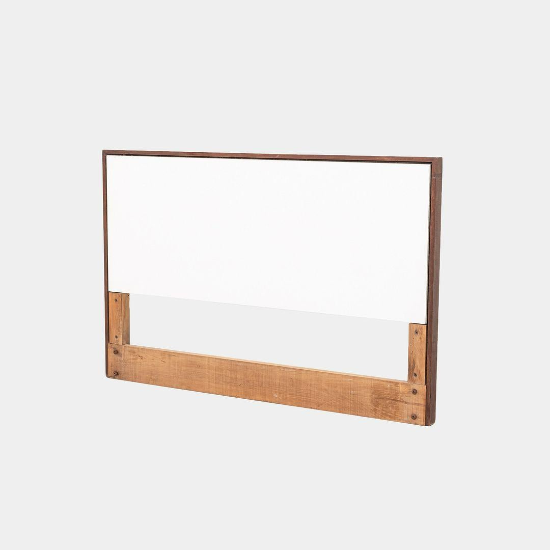 Questa è una testata per due persone, modello 740WP, disegnata da Florence Knoll per Knoll Associates nel 1956. Questo particolare esemplare risale agli anni '60. Il pezzo ha una cornice in noce e un inserto in laminato bianco. Conserva l'etichetta