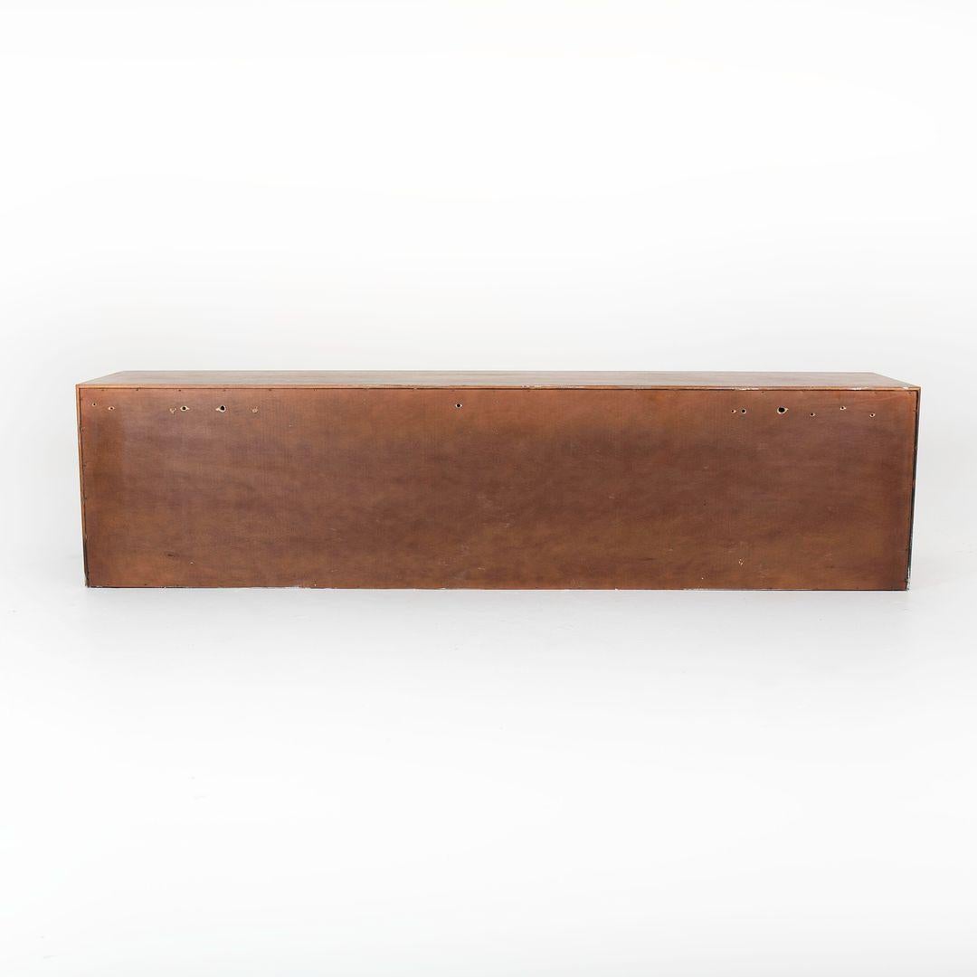 Moderno Florence Knoll, anni '60, Credenza pensile in noce con ante bianche in vendita
