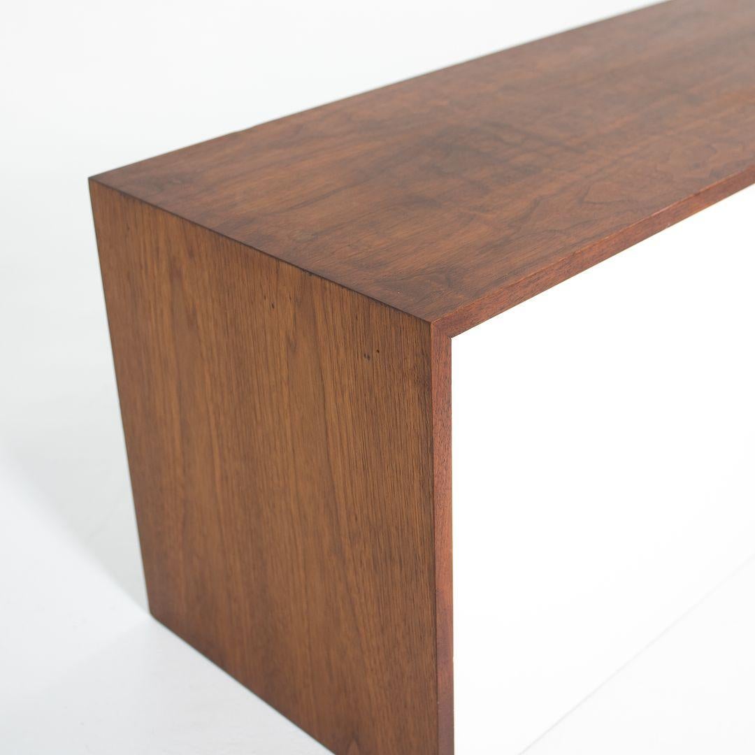 Florence Knoll, anni '60, Credenza pensile in noce con ante bianche In condizioni buone in vendita a Philadelphia, PA