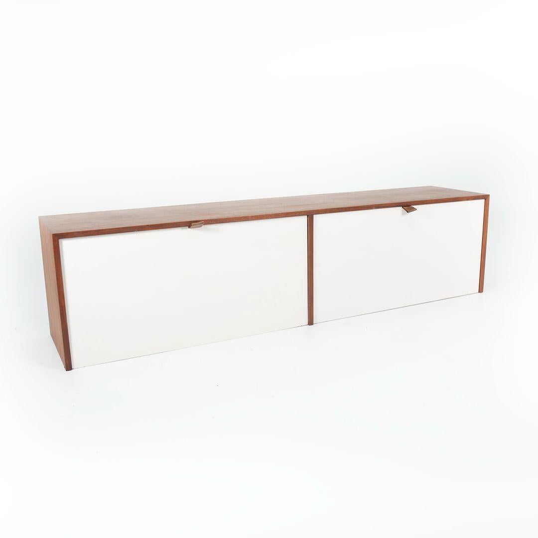 Metà XX secolo Florence Knoll, anni '60, Credenza pensile in noce con ante bianche in vendita