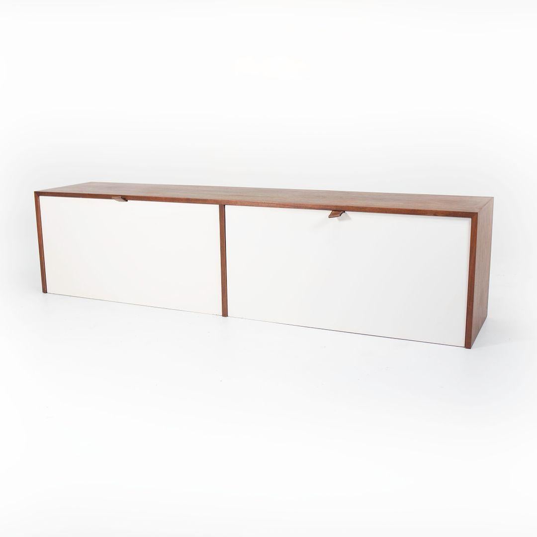 Florence Knoll, anni '60, Credenza pensile in noce con ante bianche in vendita 1