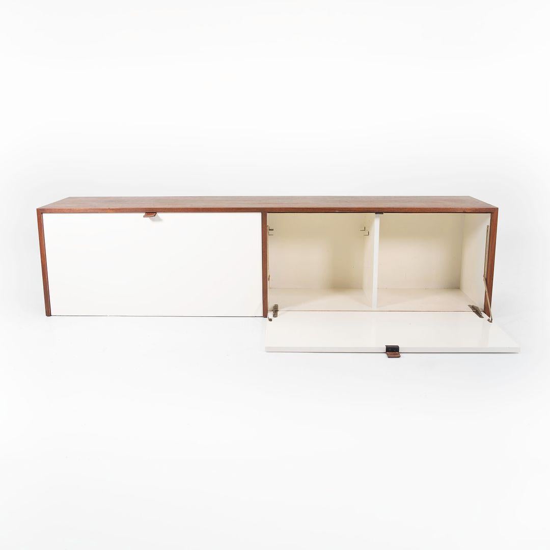 Florence Knoll, anni '60, Credenza pensile in noce con ante bianche in vendita 2