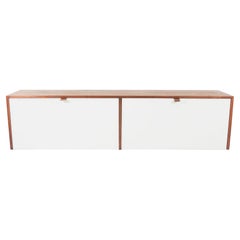 Crédence suspendue des années 1960 de Florence Knoll en noyer avec portes blanches
