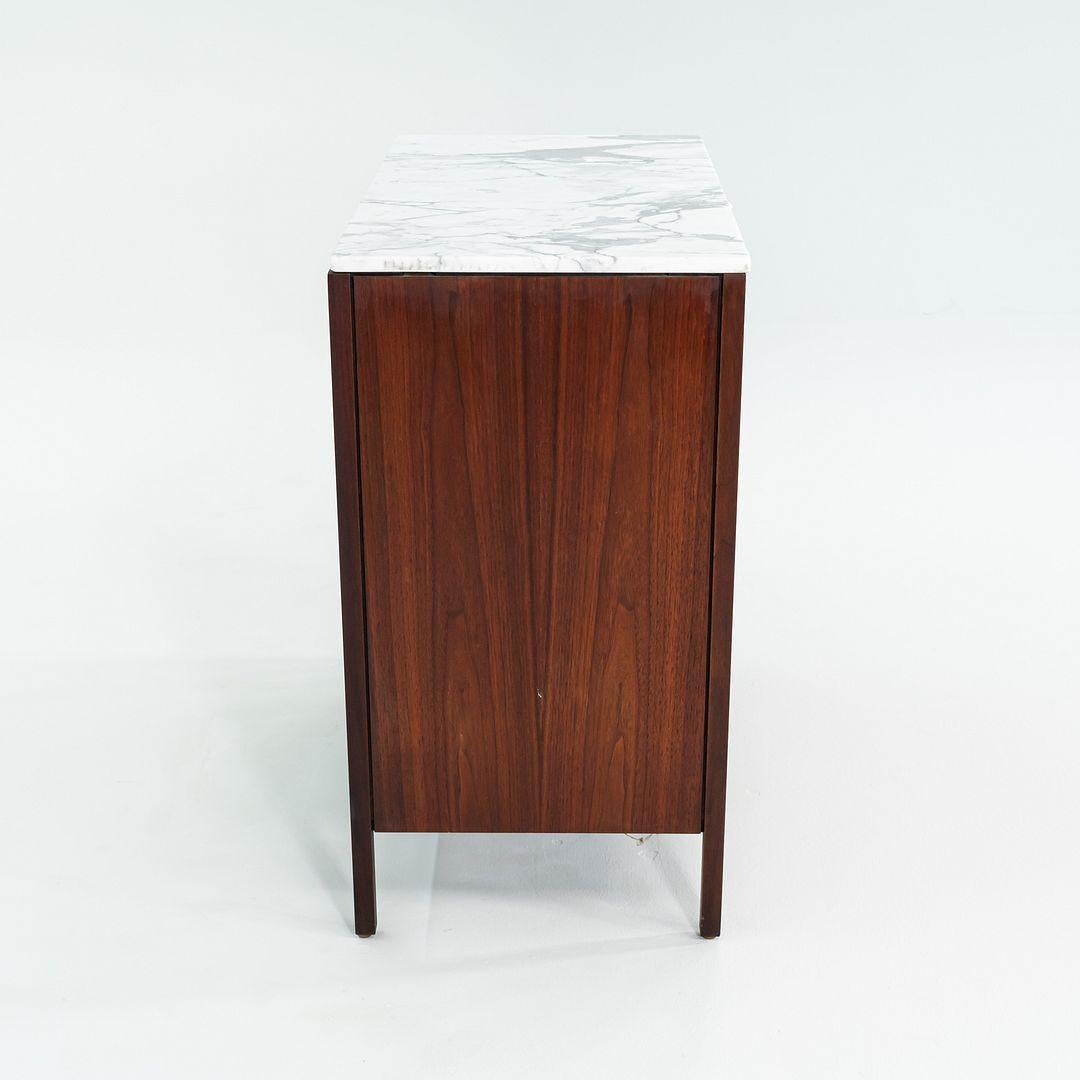 Florence Knoll Kommode aus Nussbaumholz mit 5 Schubladen und Marmorplatte, Modell 326 2, 1960er Jahre im Angebot 4