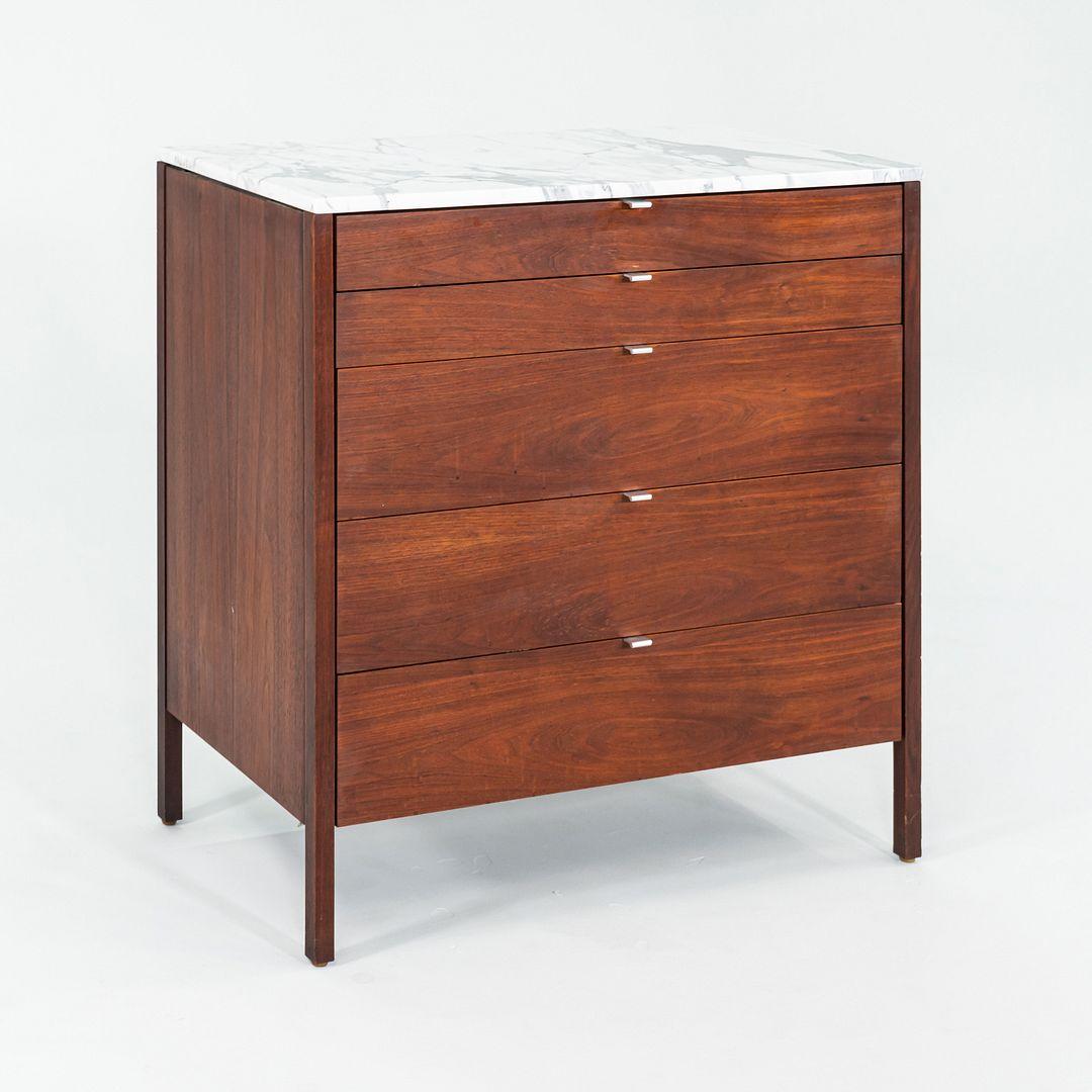 Dies ist eine Florence Knoll Nussbaum Kommode mit 5 Schubladen, Modell 326-2, entworfen von Florence Knoll im Jahr 1960 für Knoll International. Dieses Beispiel stammt aus den 1960er Jahren. Die Kommode hat ein stark gemasertes Gehäuse aus
