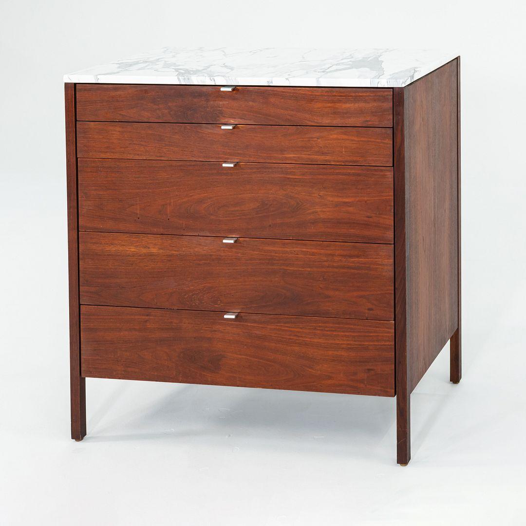 Florence Knoll Kommode aus Nussbaumholz mit 5 Schubladen und Marmorplatte, Modell 326 2, 1960er Jahre (Moderne) im Angebot