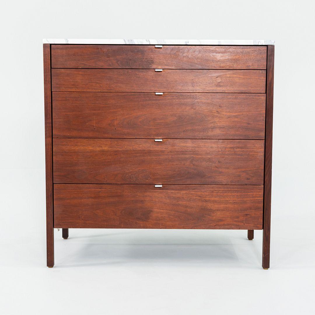Florence Knoll Kommode aus Nussbaumholz mit 5 Schubladen und Marmorplatte, Modell 326 2, 1960er Jahre (amerikanisch) im Angebot