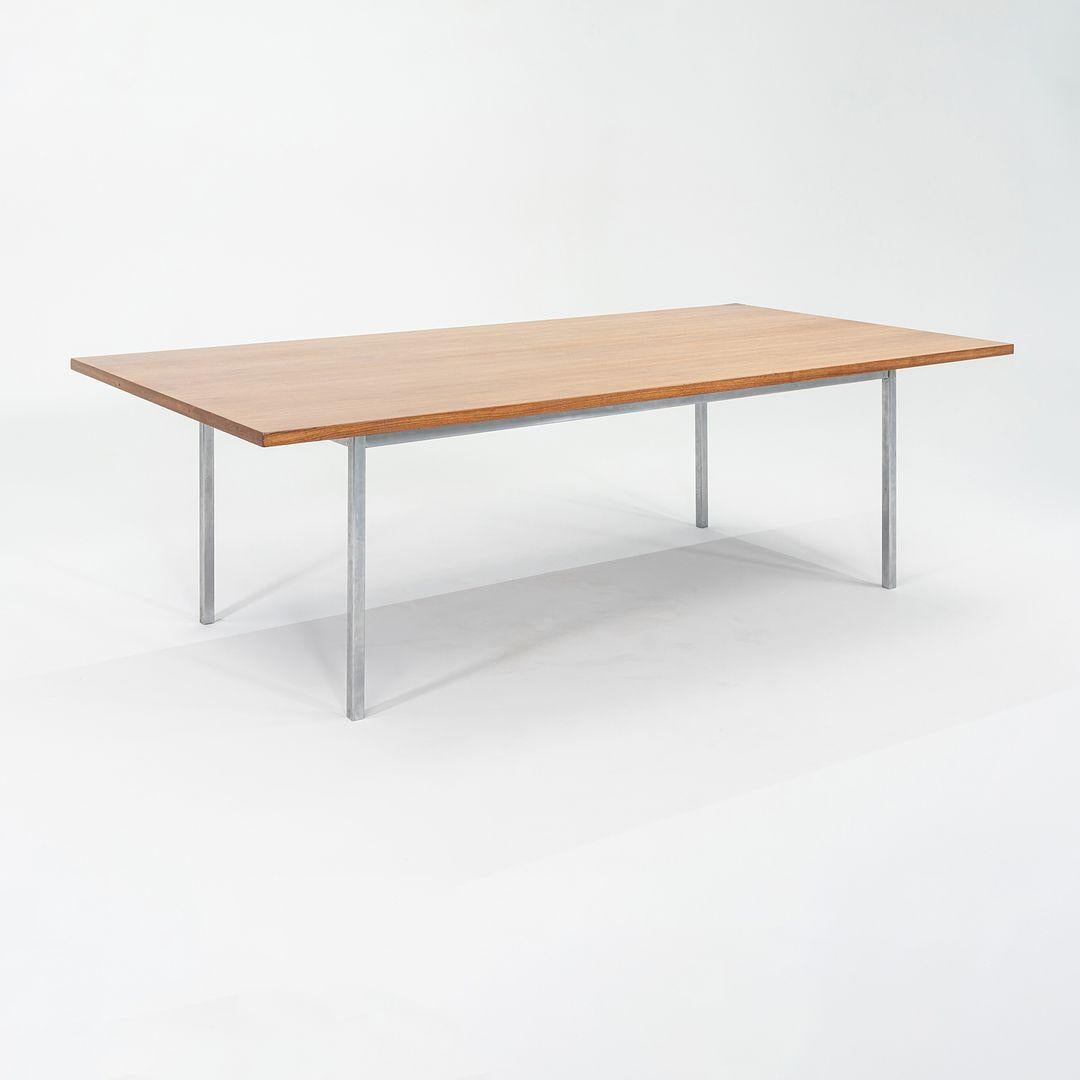 Il s'agit d'une table de salle à manger ou de conférence Florence Knoll, initialement conçue par Florence en 1950. La table est dotée d'un plateau rectangulaire en noyer et d'un piètement en acier chromé. Cet exemplaire conserve son étiquette 320