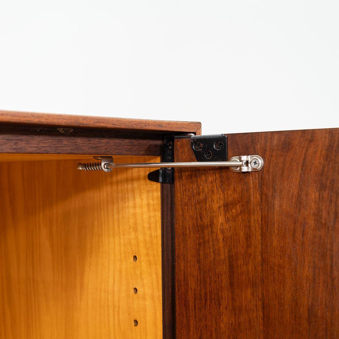 Credenza a quattro ante in noce Florence Knoll del 1960, modello 541 con etichetta originale in vendita 3