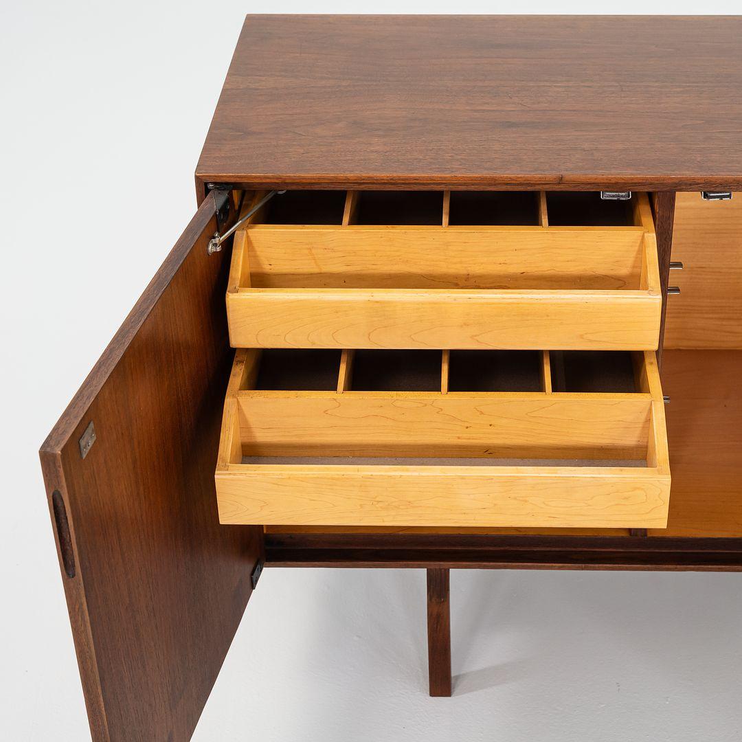1960 Florence Knoll Crédence à quatre portes en noyer, modèle 541 avec Label d'origine en vente 4
