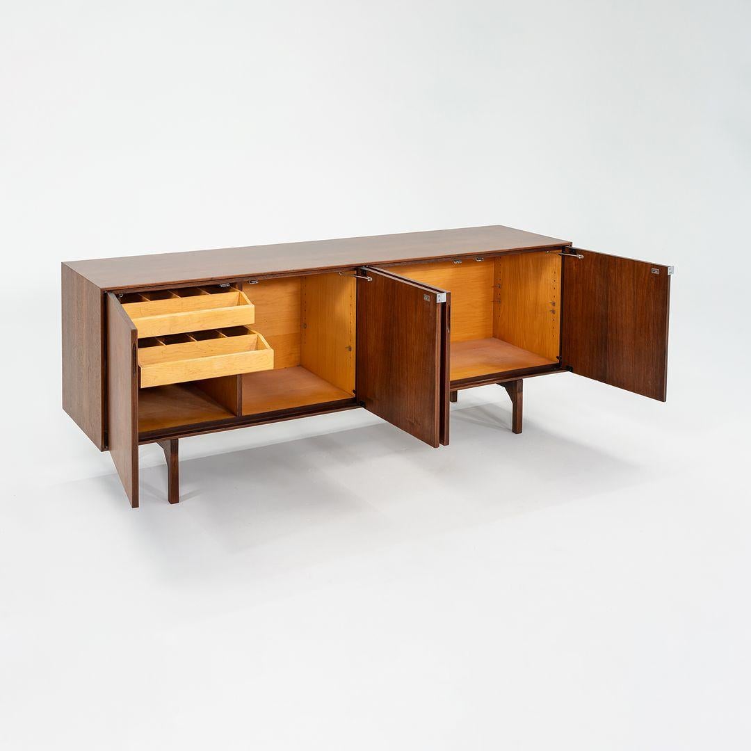 Moderno Credenza a quattro ante in noce Florence Knoll del 1960, modello 541 con etichetta originale in vendita