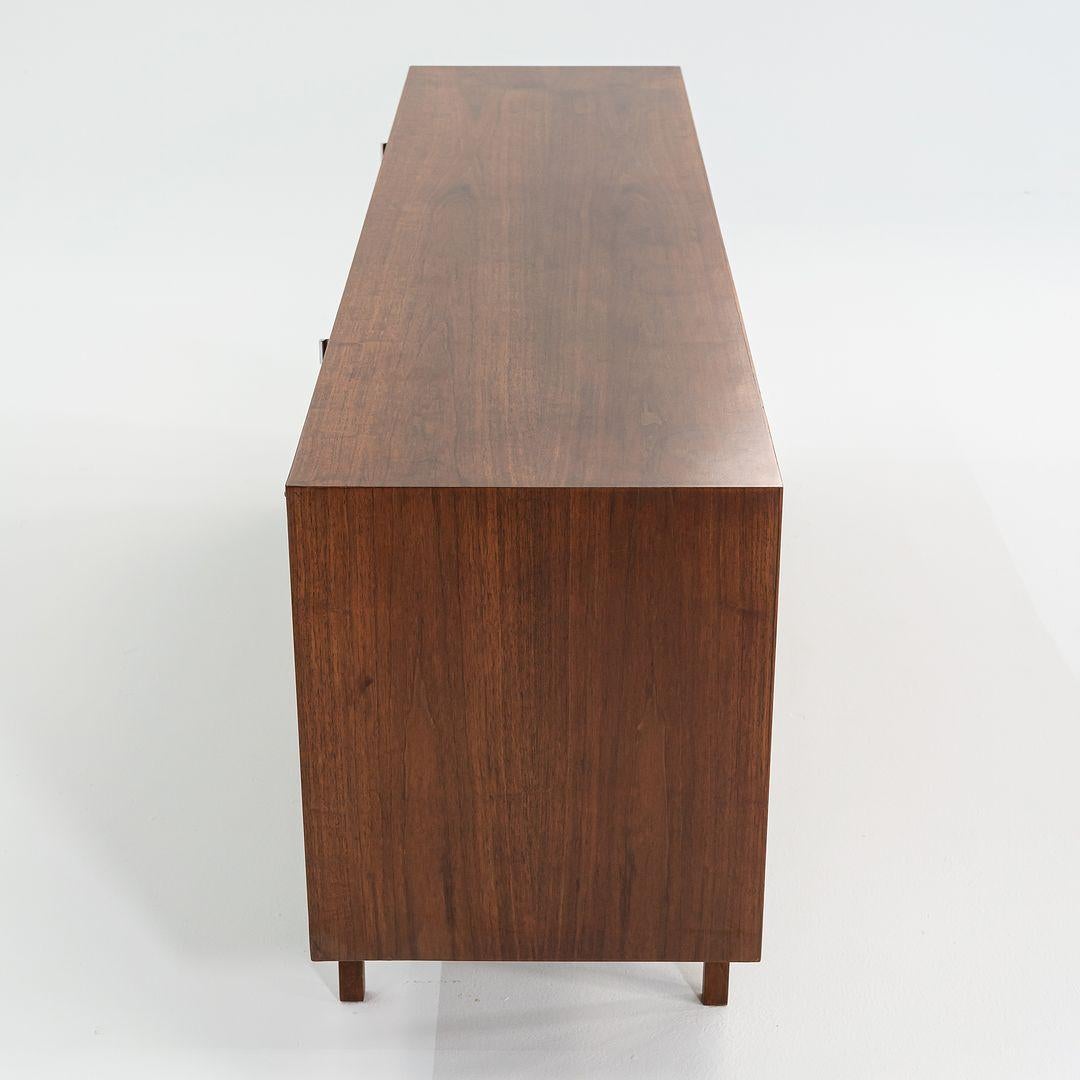 Americano Credenza a quattro ante in noce Florence Knoll del 1960, modello 541 con etichetta originale in vendita