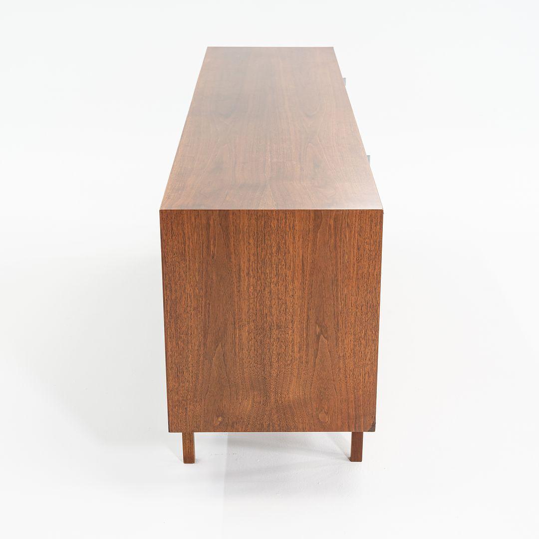 Credenza a quattro ante in noce Florence Knoll del 1960, modello 541 con etichetta originale In condizioni ottime in vendita a Philadelphia, PA