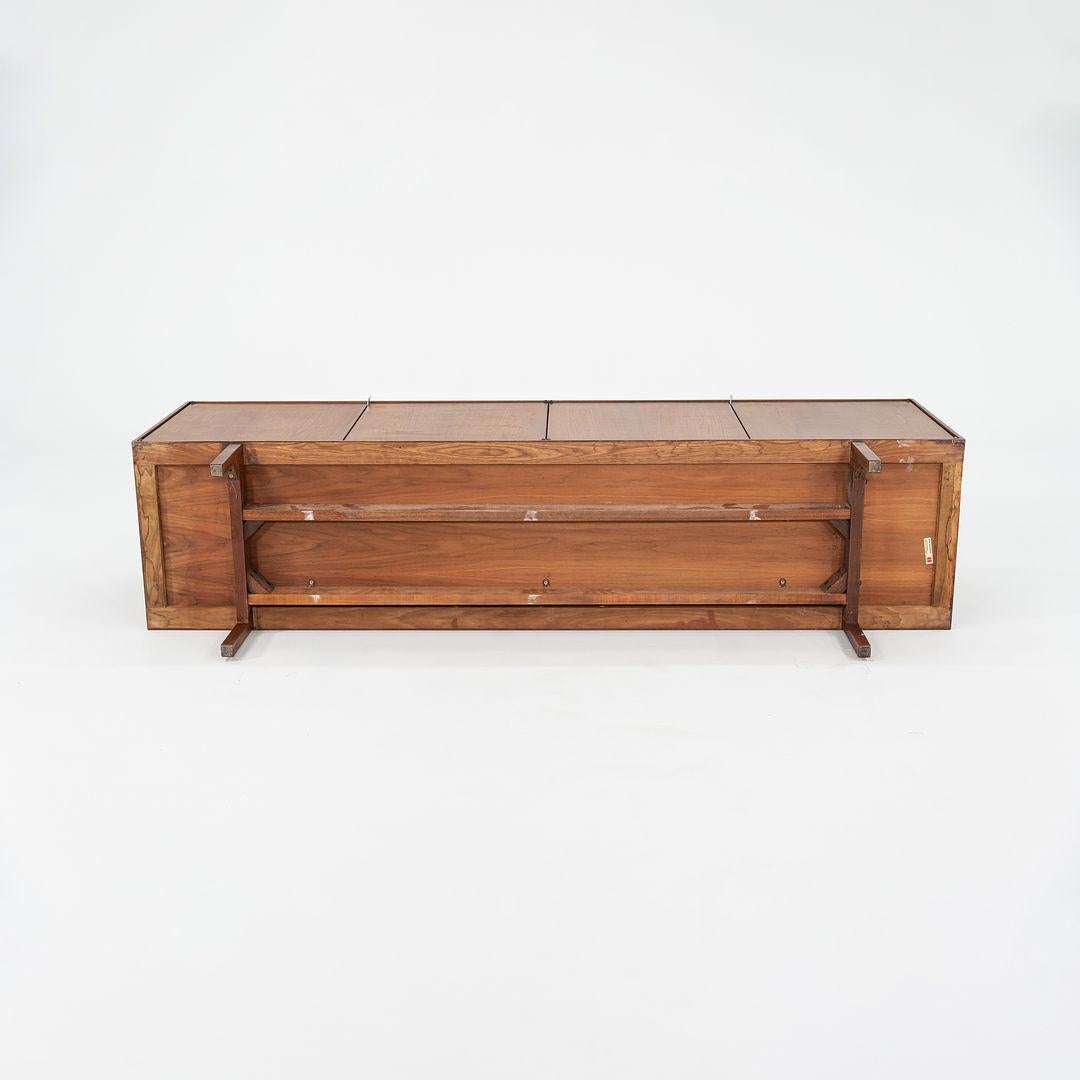 Metà XX secolo Credenza a quattro ante in noce Florence Knoll del 1960, modello 541 con etichetta originale in vendita