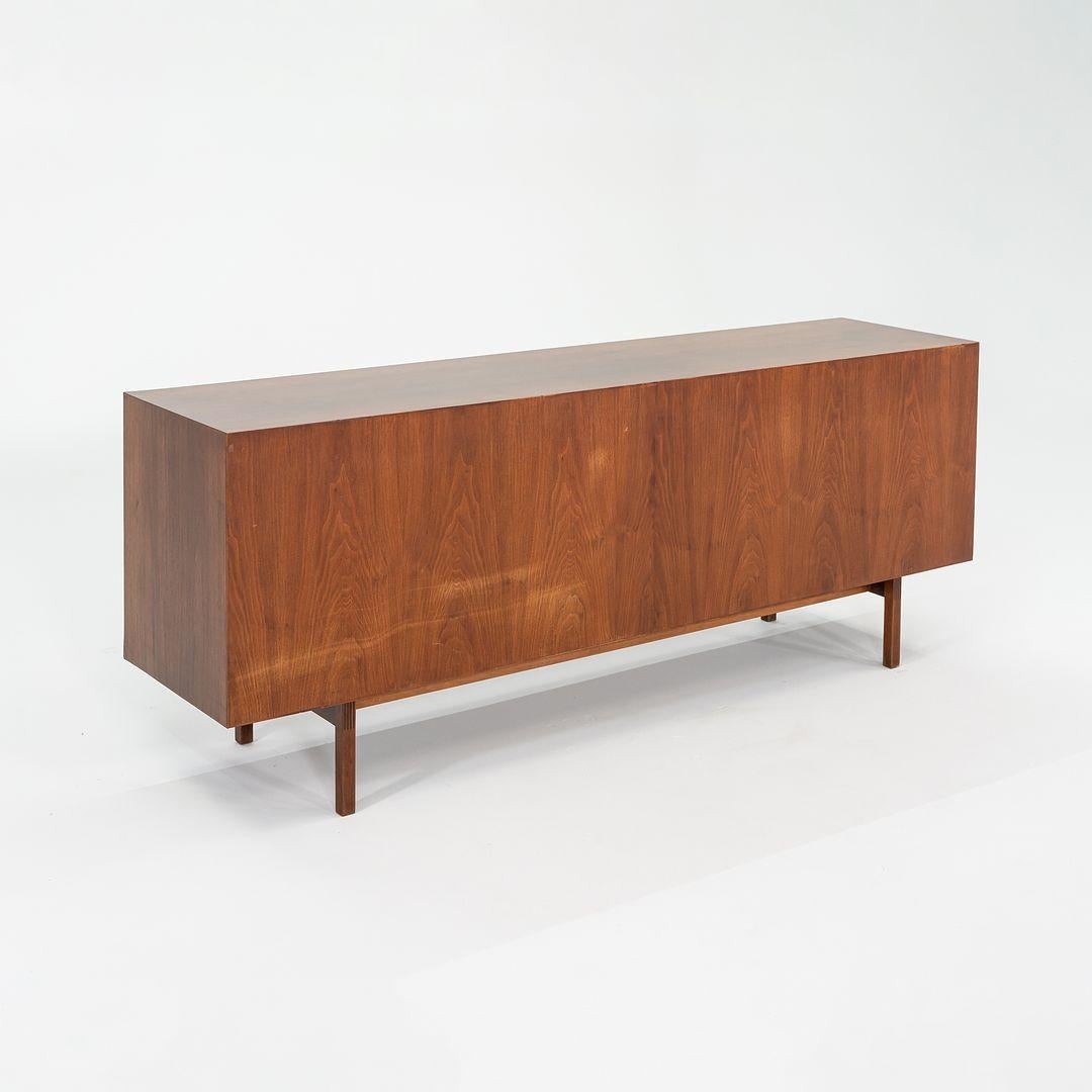 Acciaio Credenza a quattro ante in noce Florence Knoll del 1960, modello 541 con etichetta originale in vendita